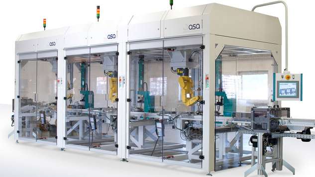 [Translate to Netherlands:] Assembly line consisting of three robot cells with three press stations